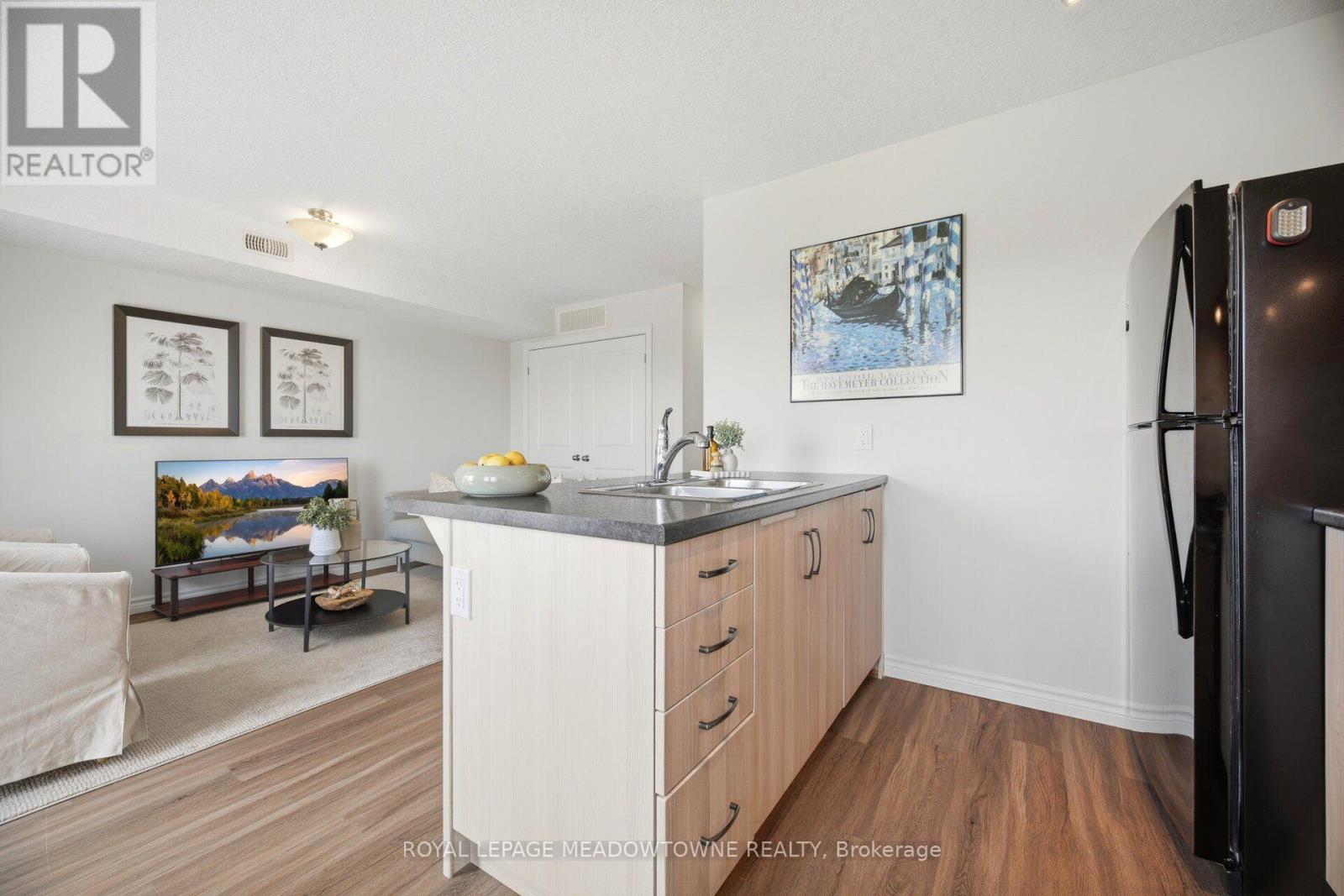 #207 7 CITYVIEW DRIVE S - 30