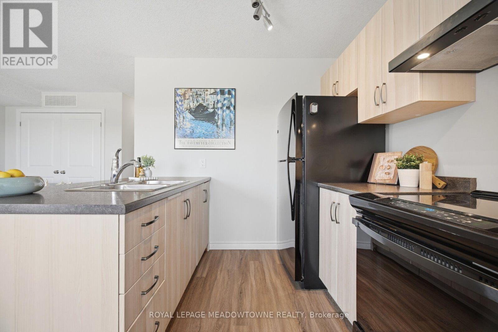 #207 7 CITYVIEW DRIVE S - 31