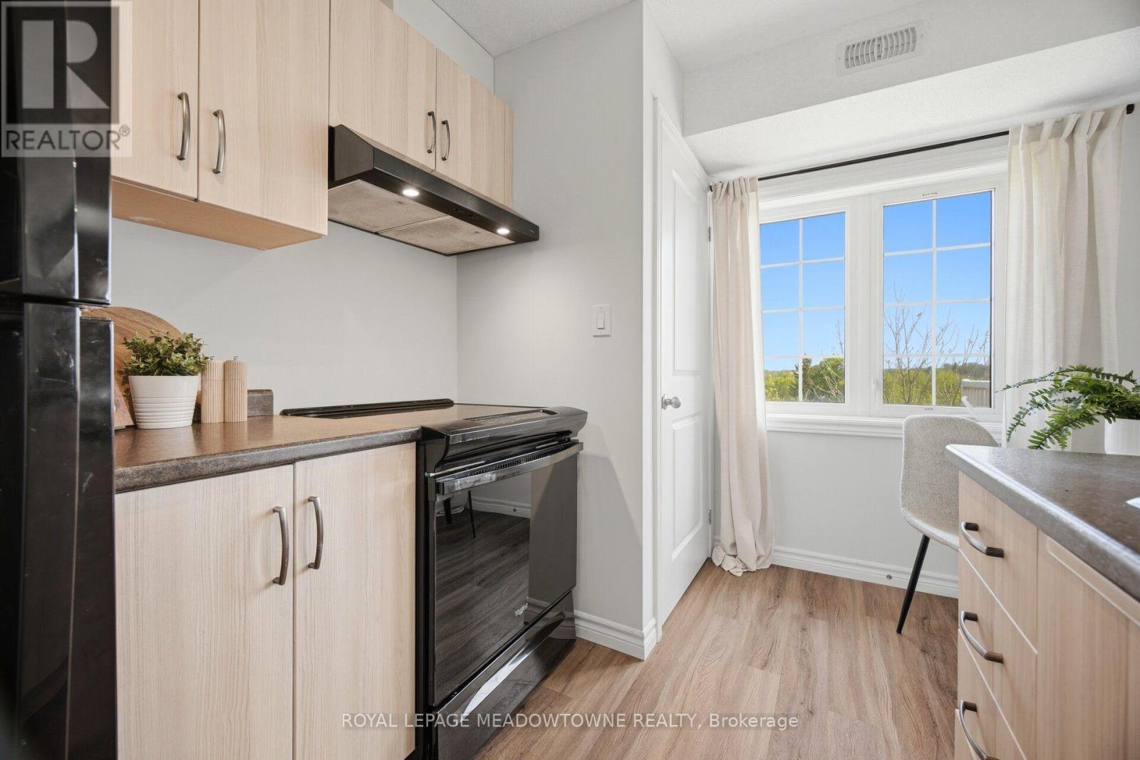 #207 7 CITYVIEW DRIVE S - 32