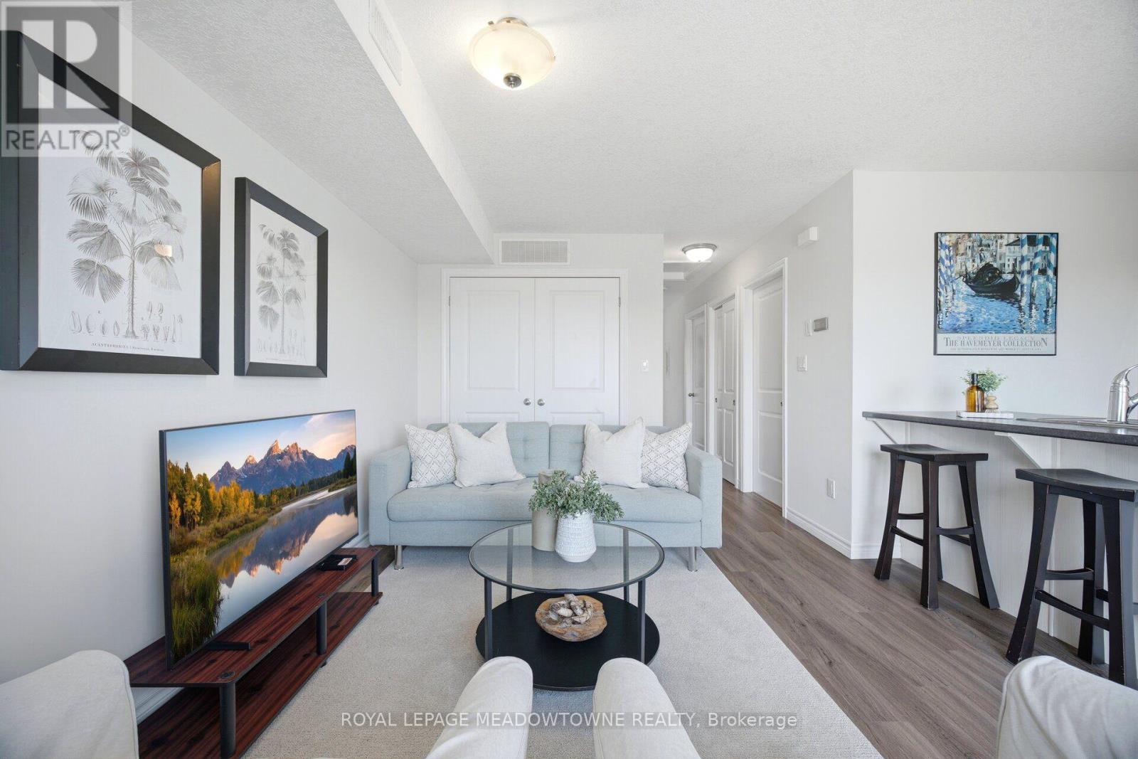 #207 7 CITYVIEW DRIVE S - 43