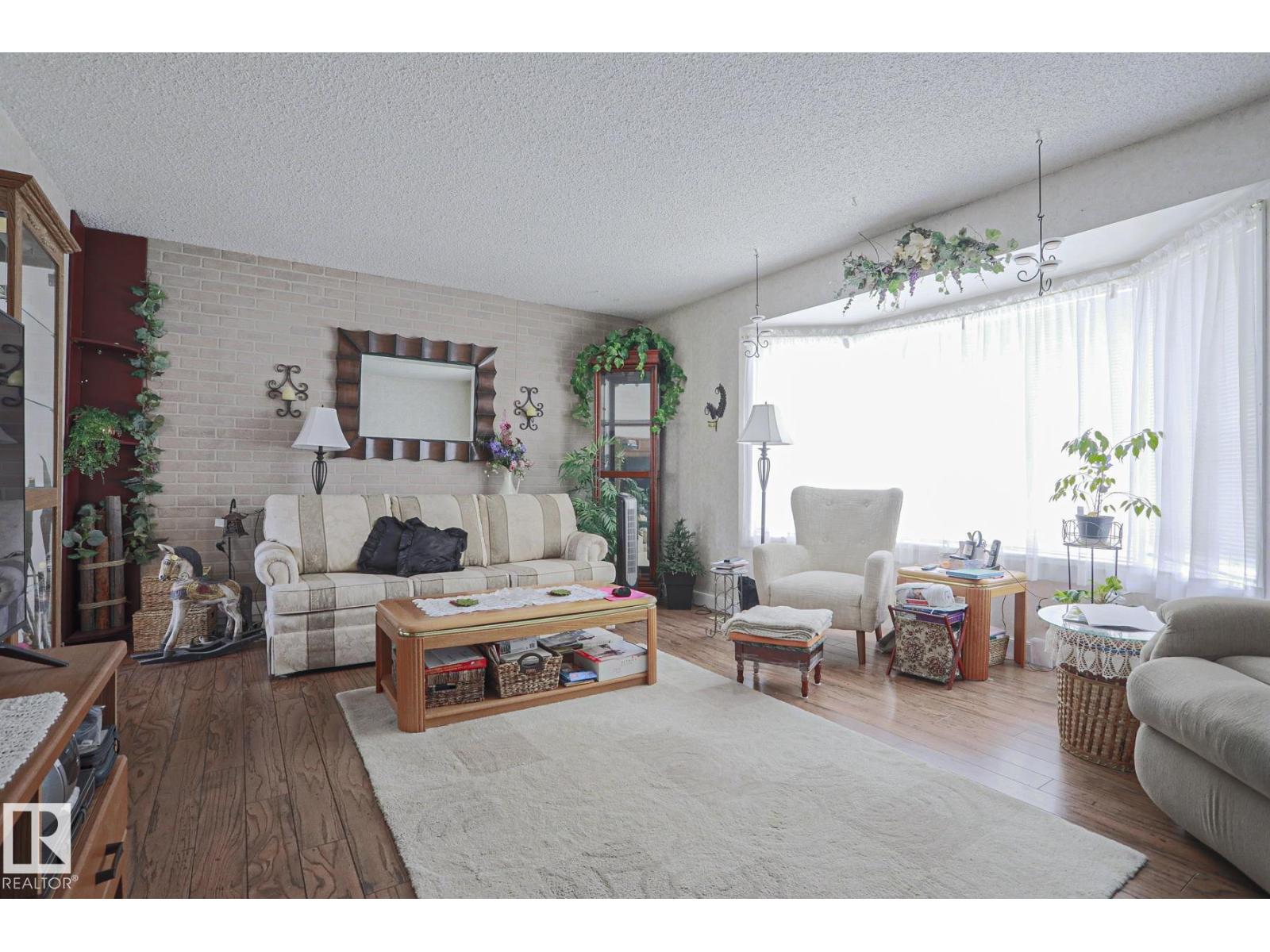 5203 45 ST - 11