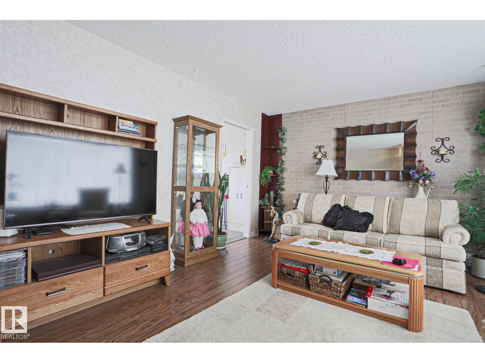 5203 45 ST - 12