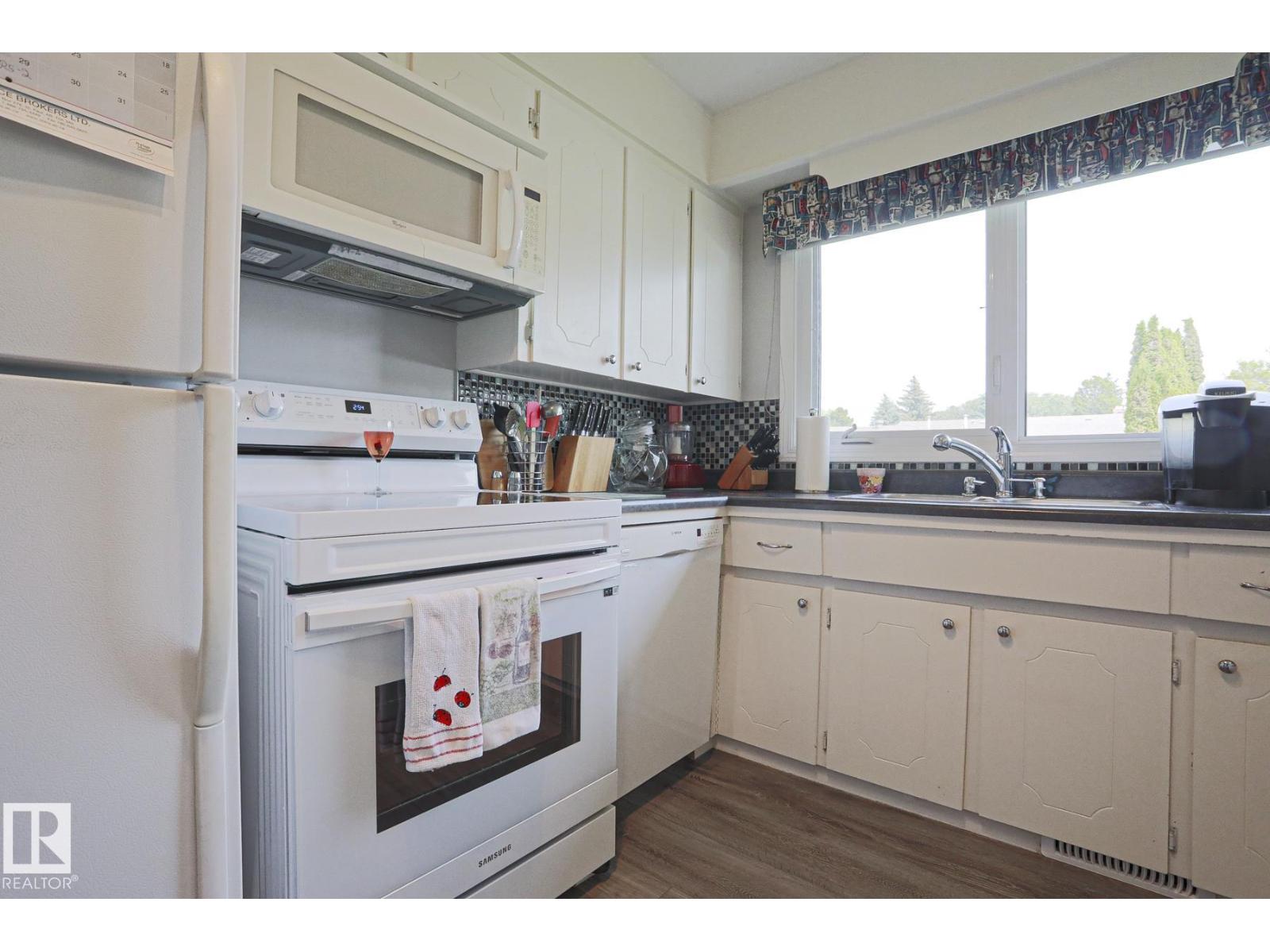 5203 45 ST - 17