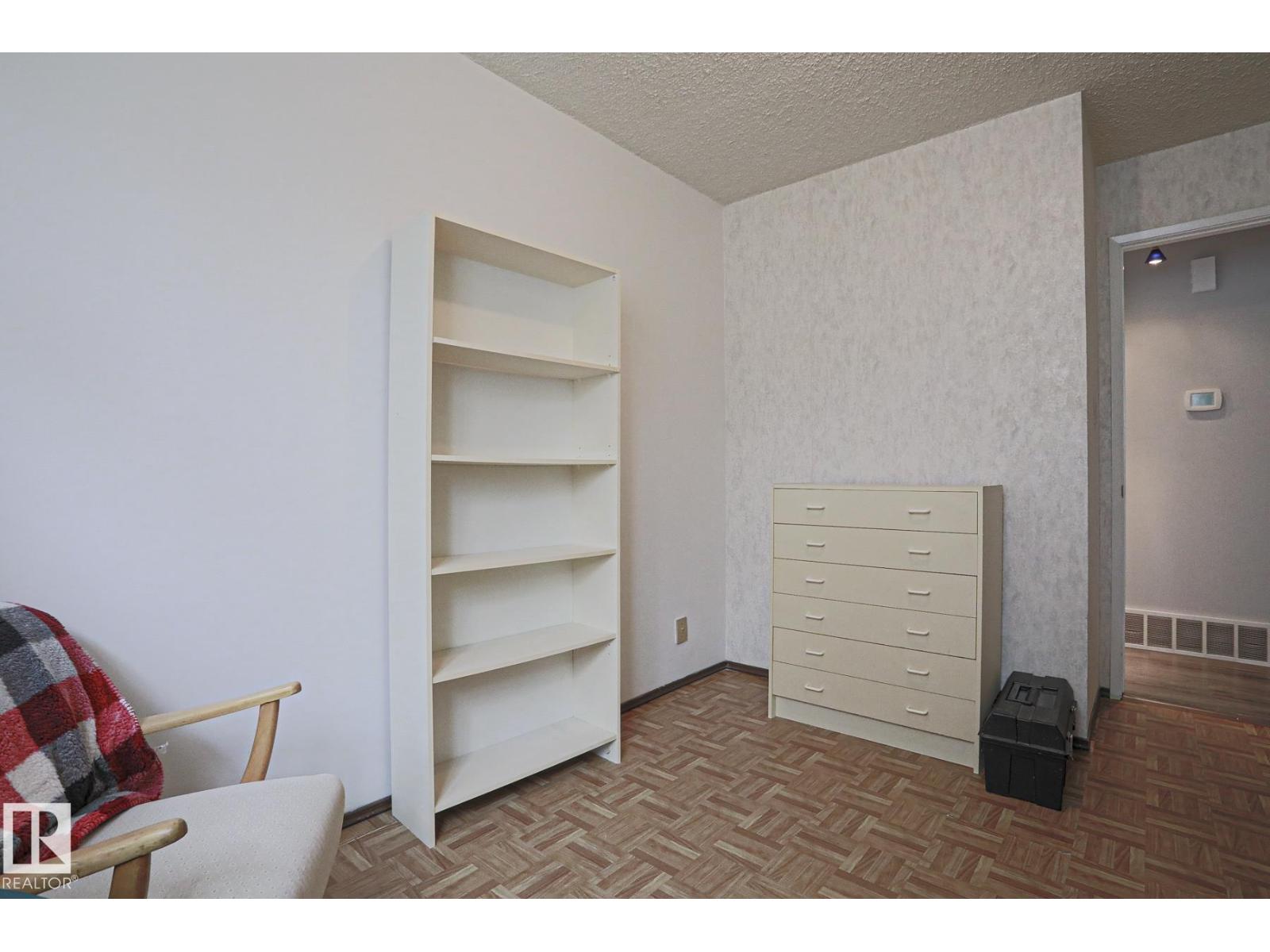 5203 45 ST - 23