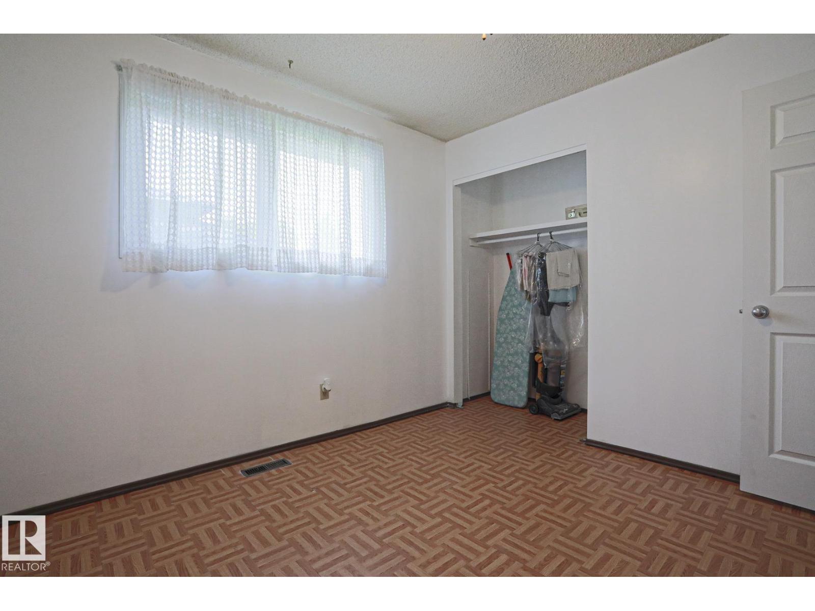 5203 45 ST - 24