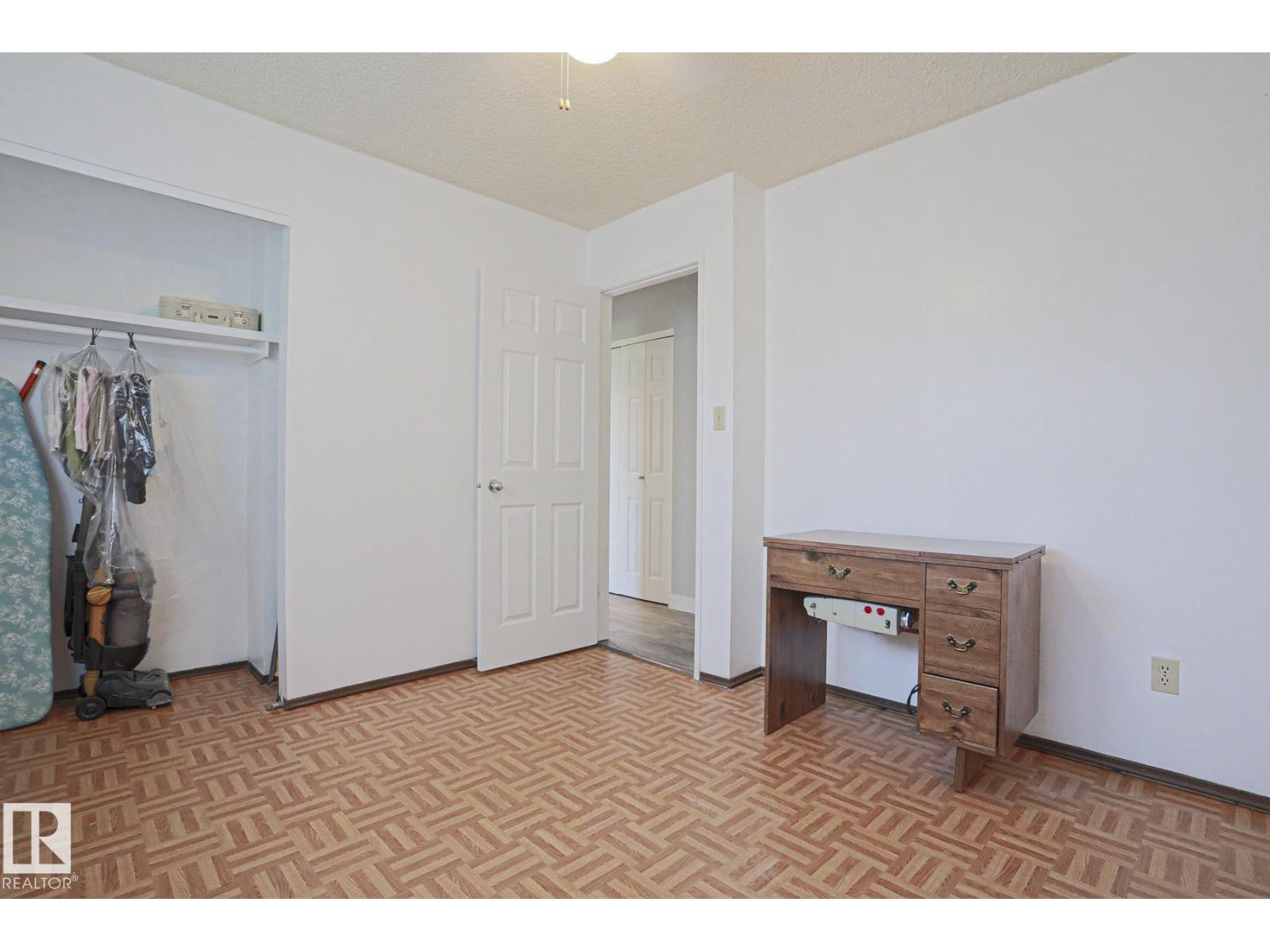 5203 45 ST - 25