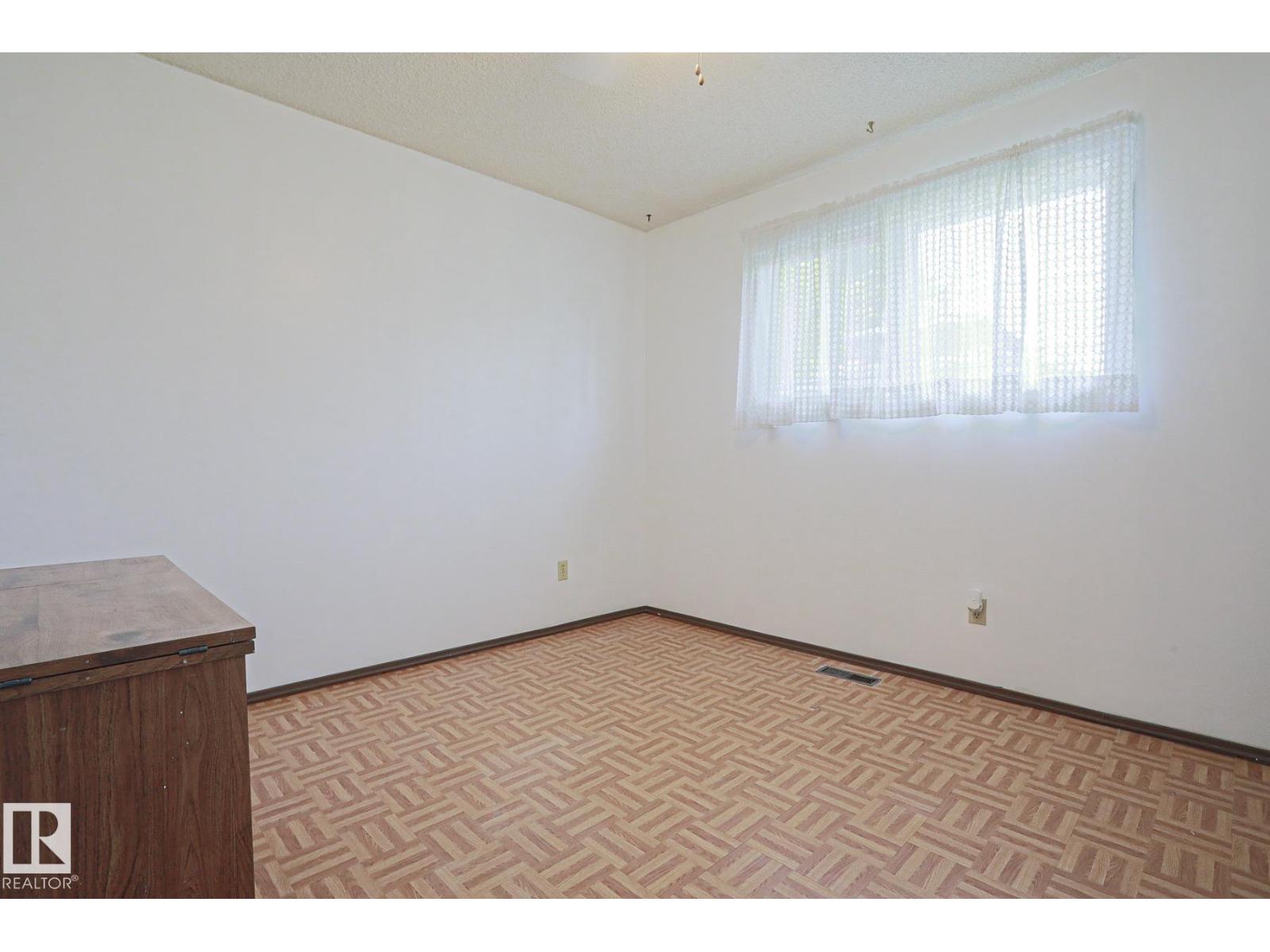 5203 45 ST - 27