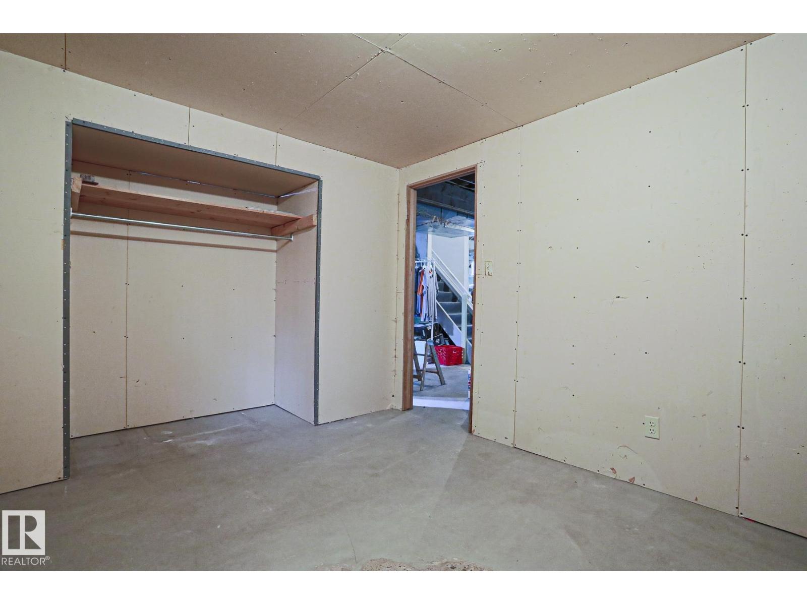 5203 45 ST - 37