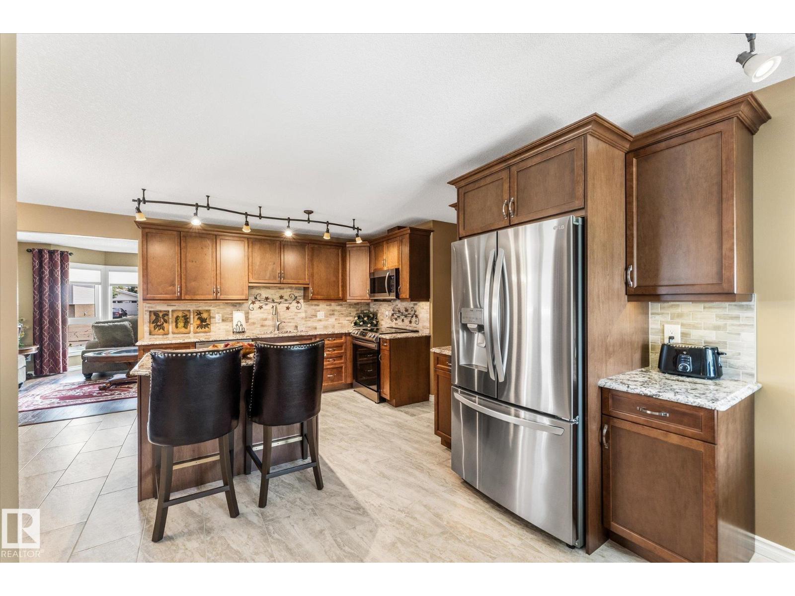 9806 84 ST - 12