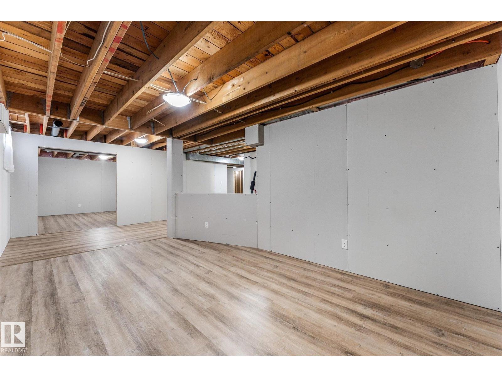9806 84 ST - 31