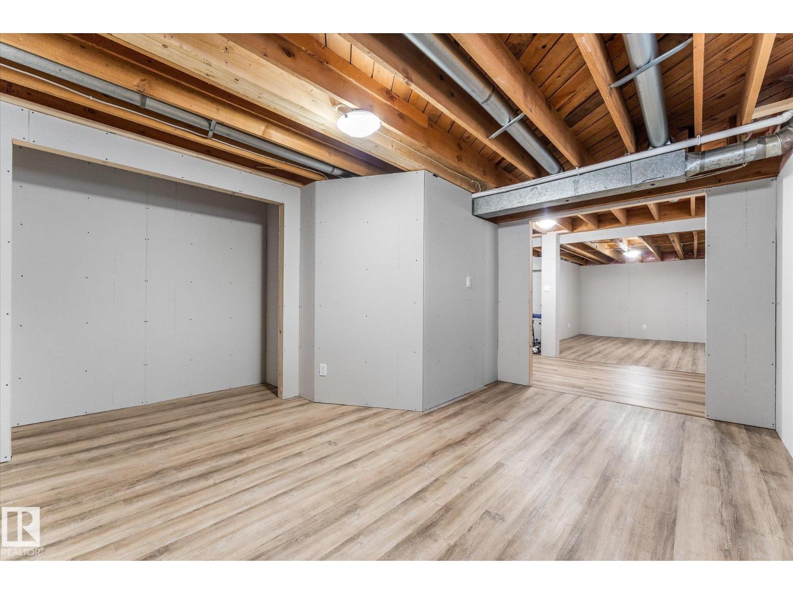 9806 84 ST - 33