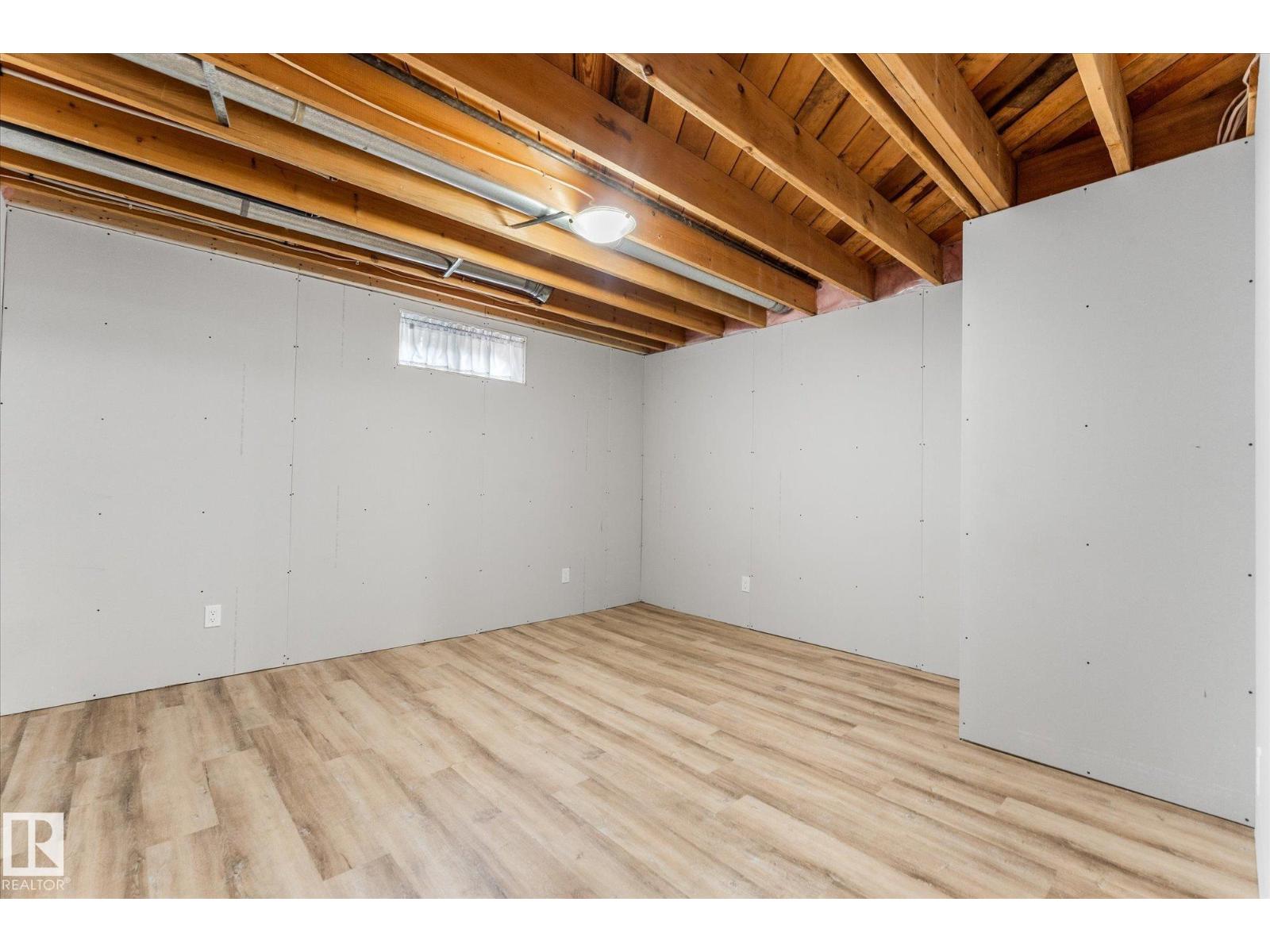9806 84 ST - 34