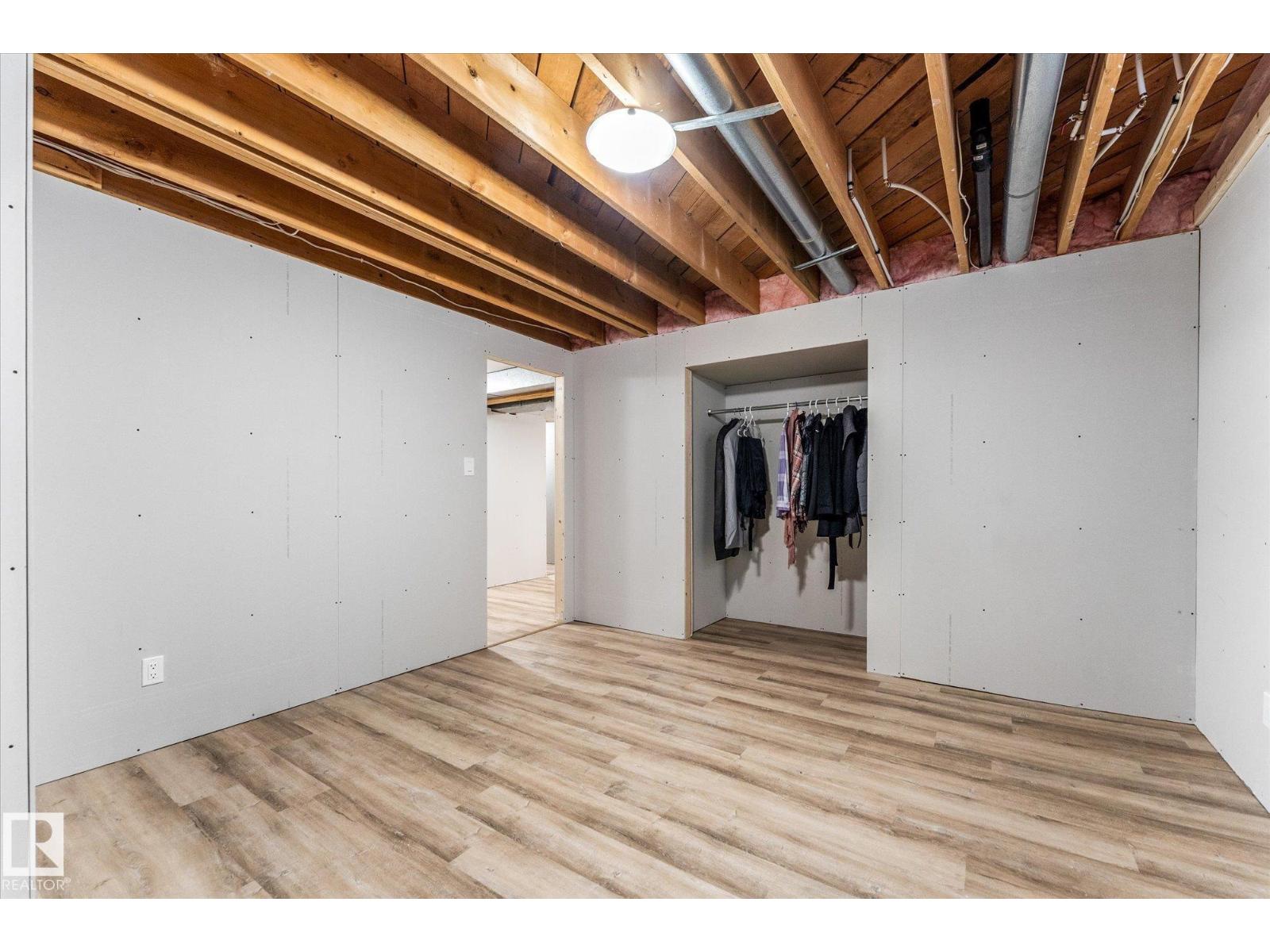 9806 84 ST - 35