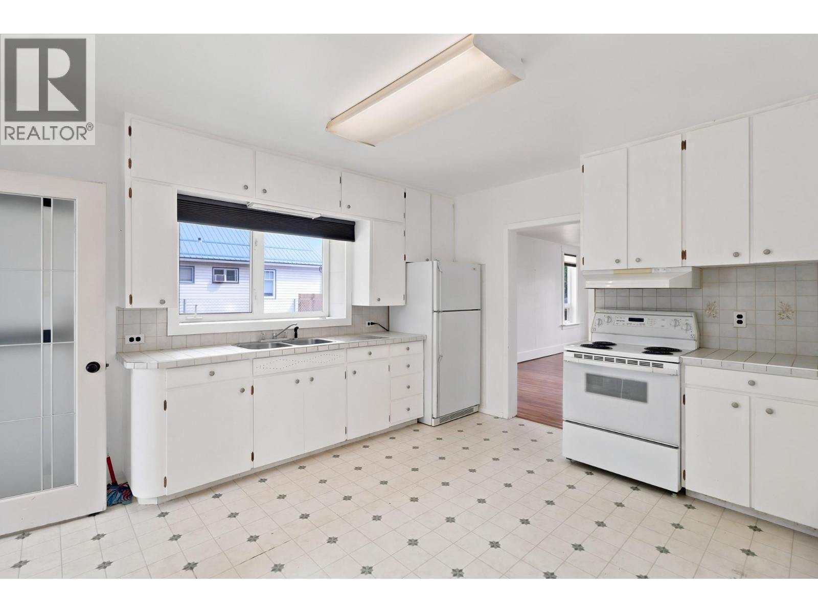 225 14 Avenue N - 16