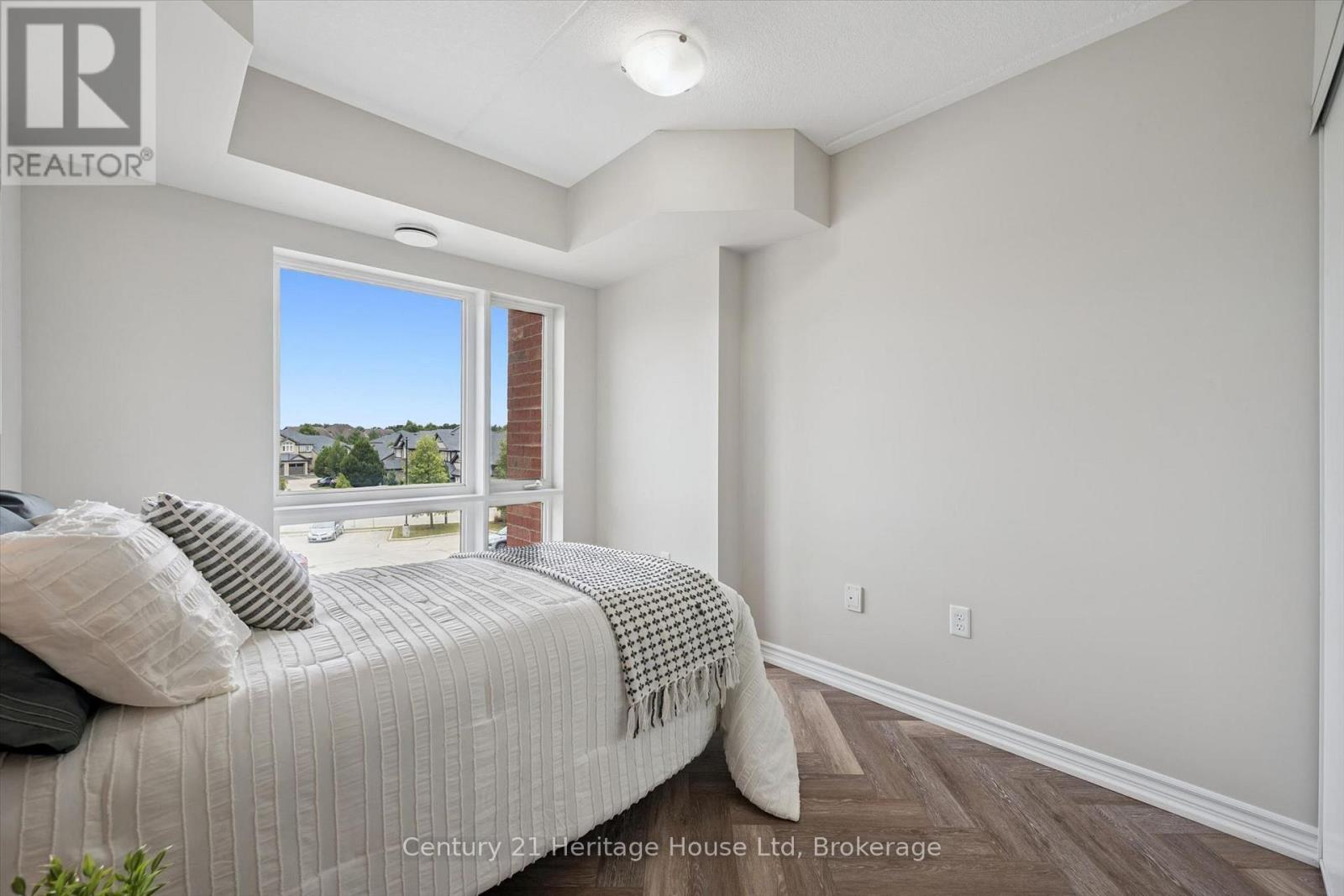 60 LYNNMORE STREET - 12