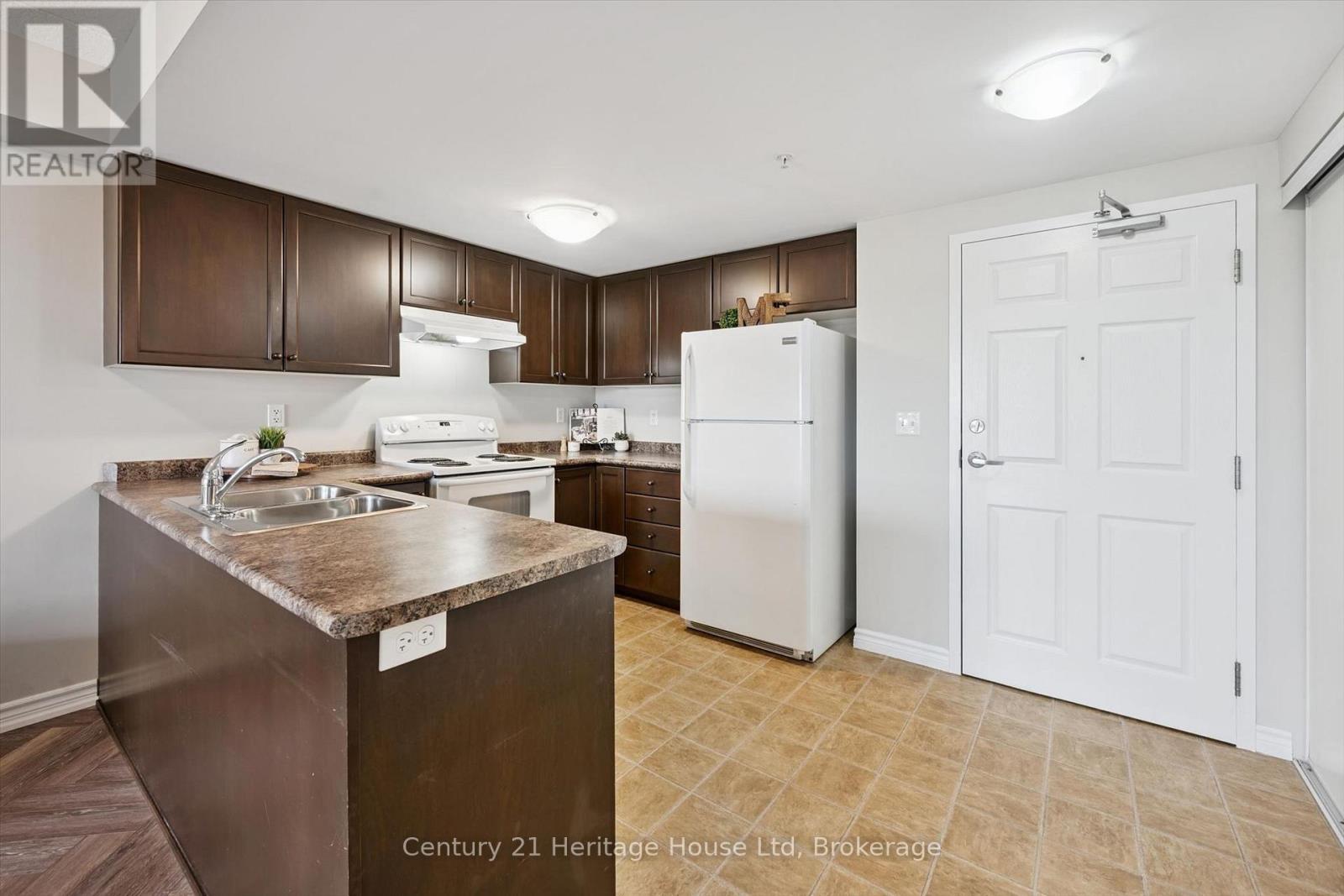 60 LYNNMORE STREET - 4