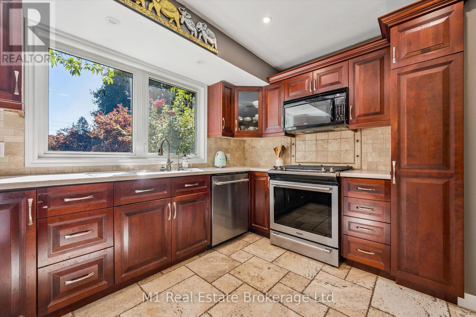 21 GLADSTONE AVENUE - 23