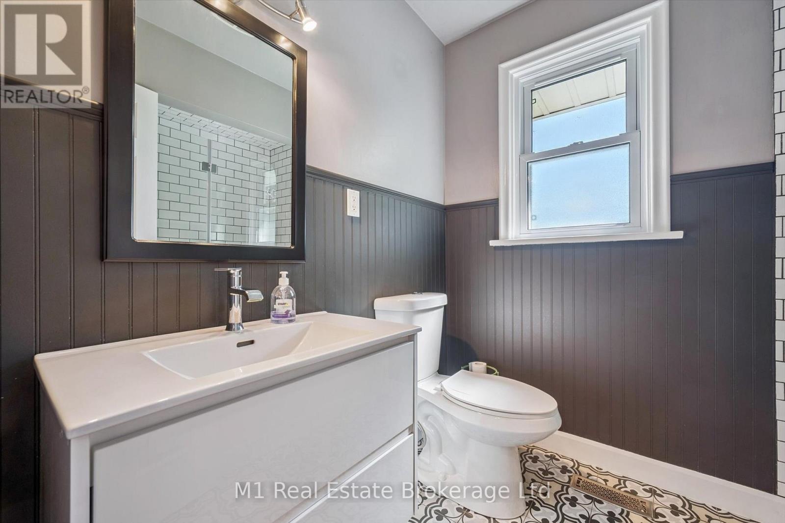 21 GLADSTONE AVENUE - 33