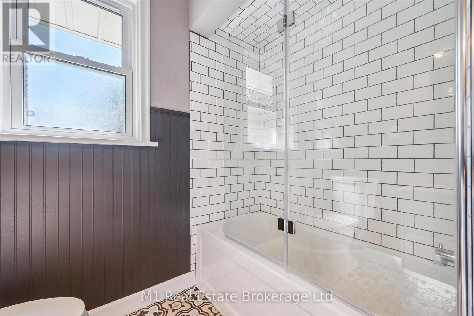 21 GLADSTONE AVENUE - 34