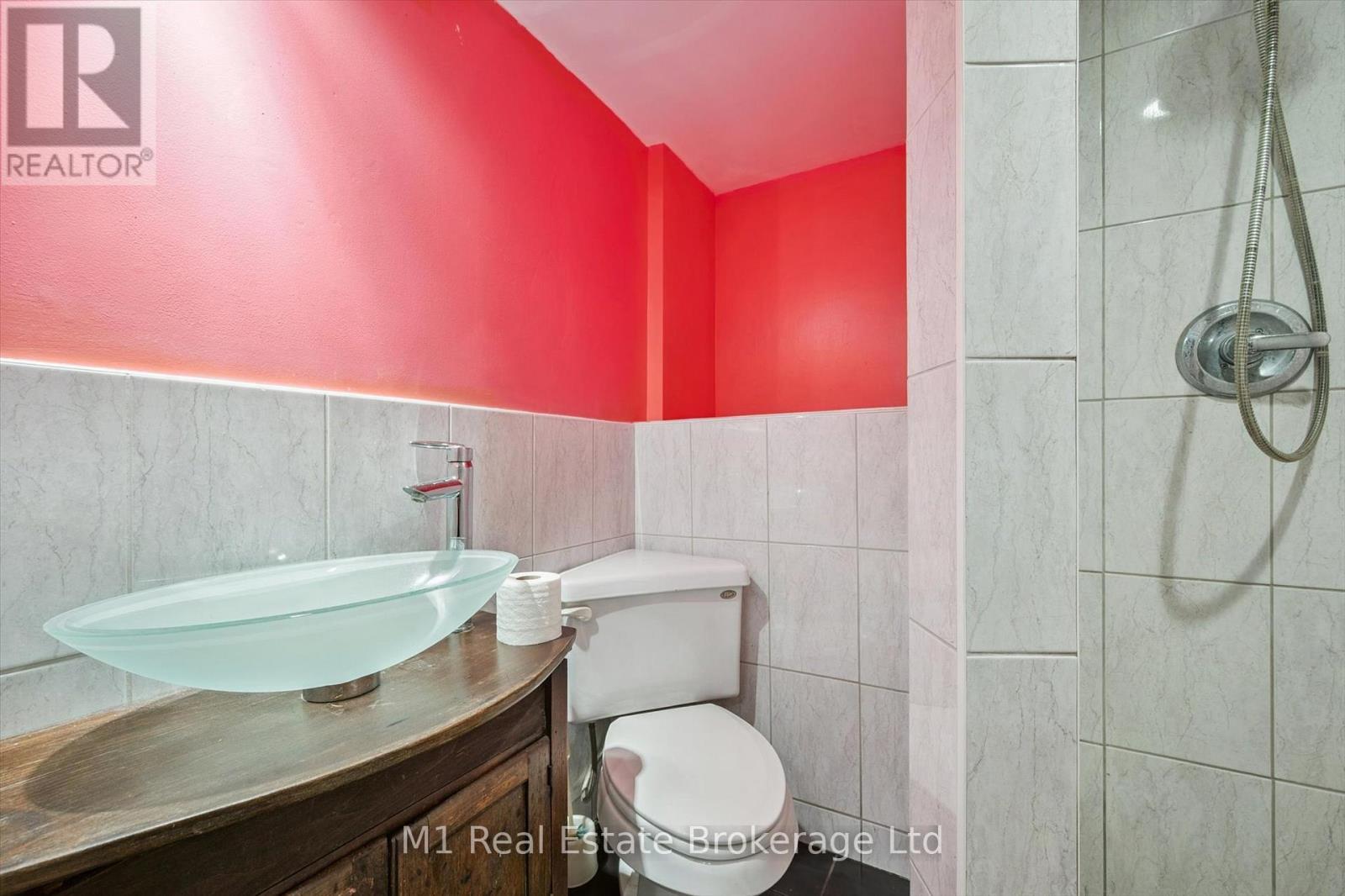 21 GLADSTONE AVENUE - 41