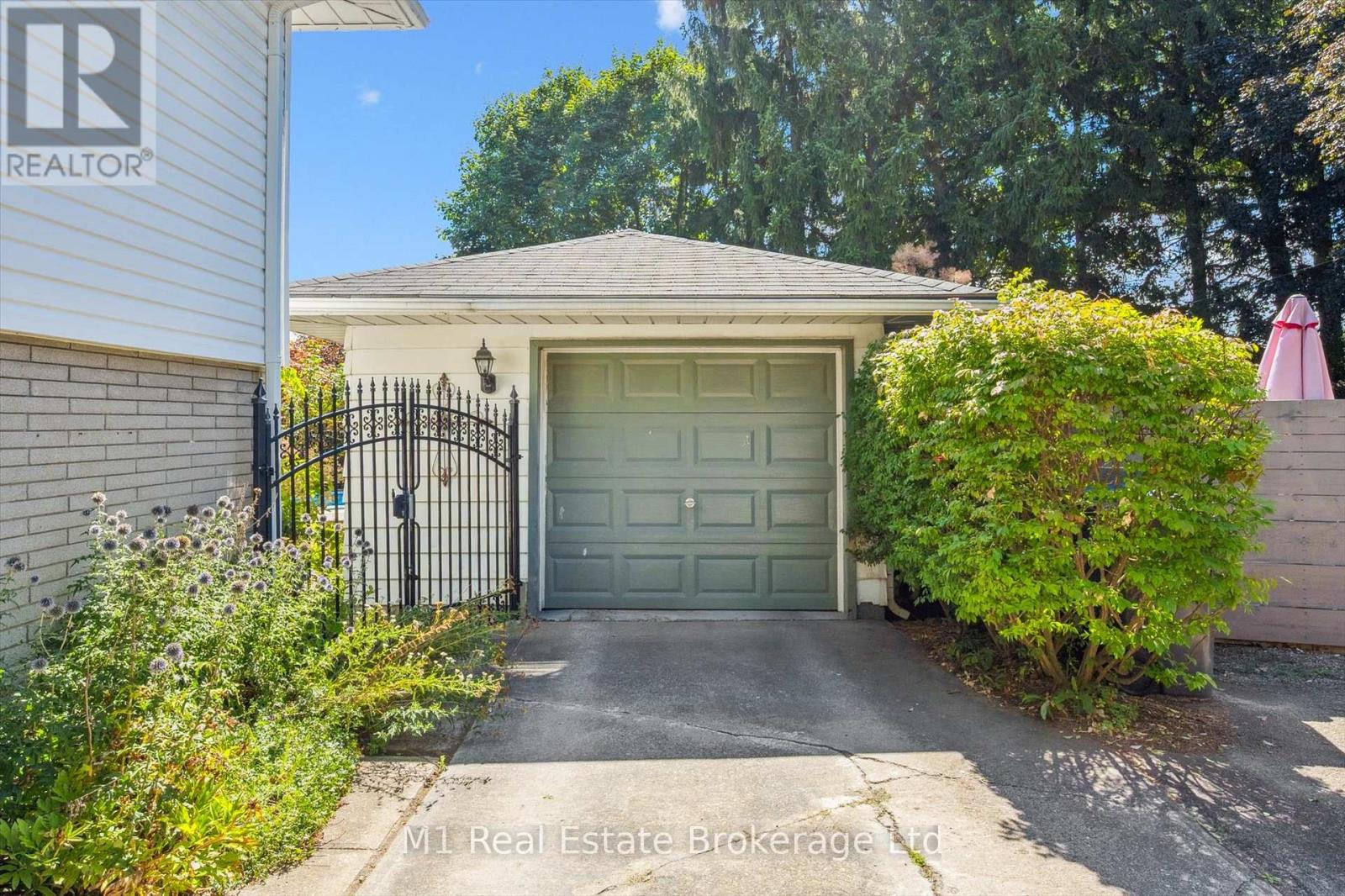 21 GLADSTONE AVENUE - 42