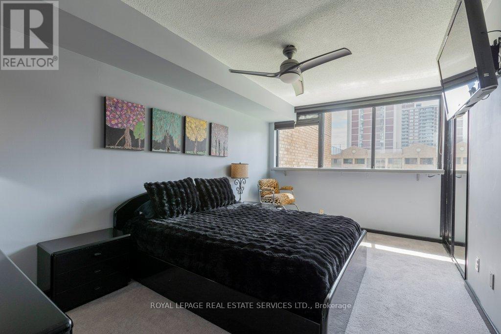 #409 15 MAITLAND PLACE - 12