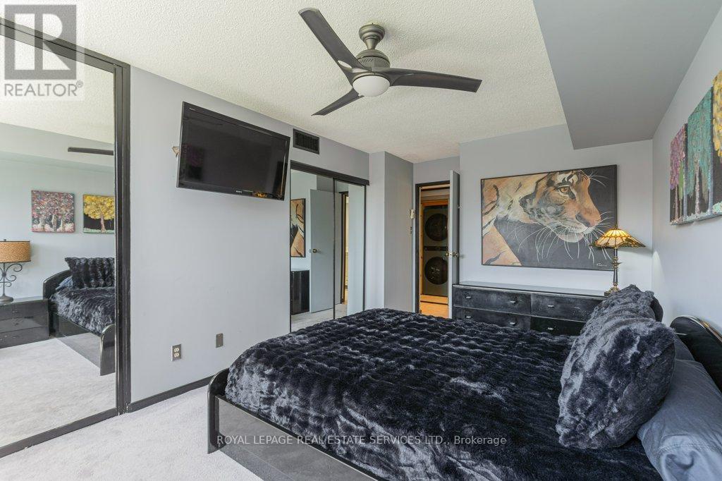 #409 15 MAITLAND PLACE - 14