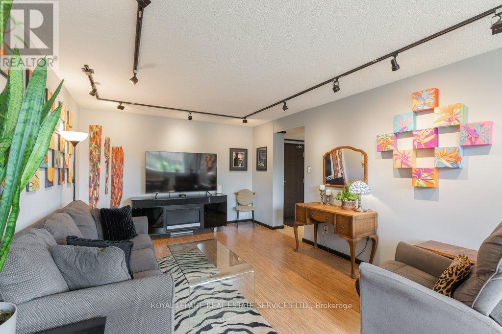 #409 15 MAITLAND PLACE - 6