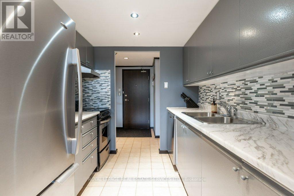 #409 15 MAITLAND PLACE - 9
