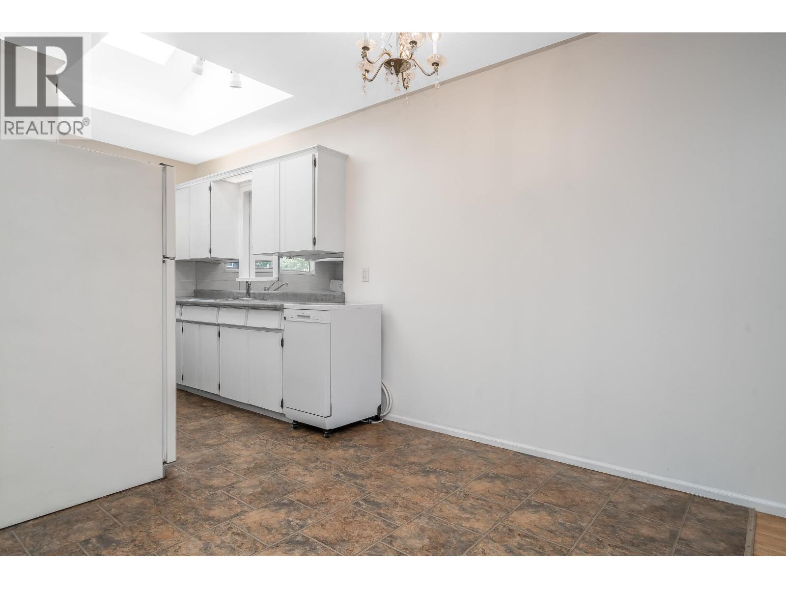 2 Bed, 1 Bath House for Sale in Coquitlam – 305 MARATHON COURT, Coquitlam – MLS# R3148579 - Image 20