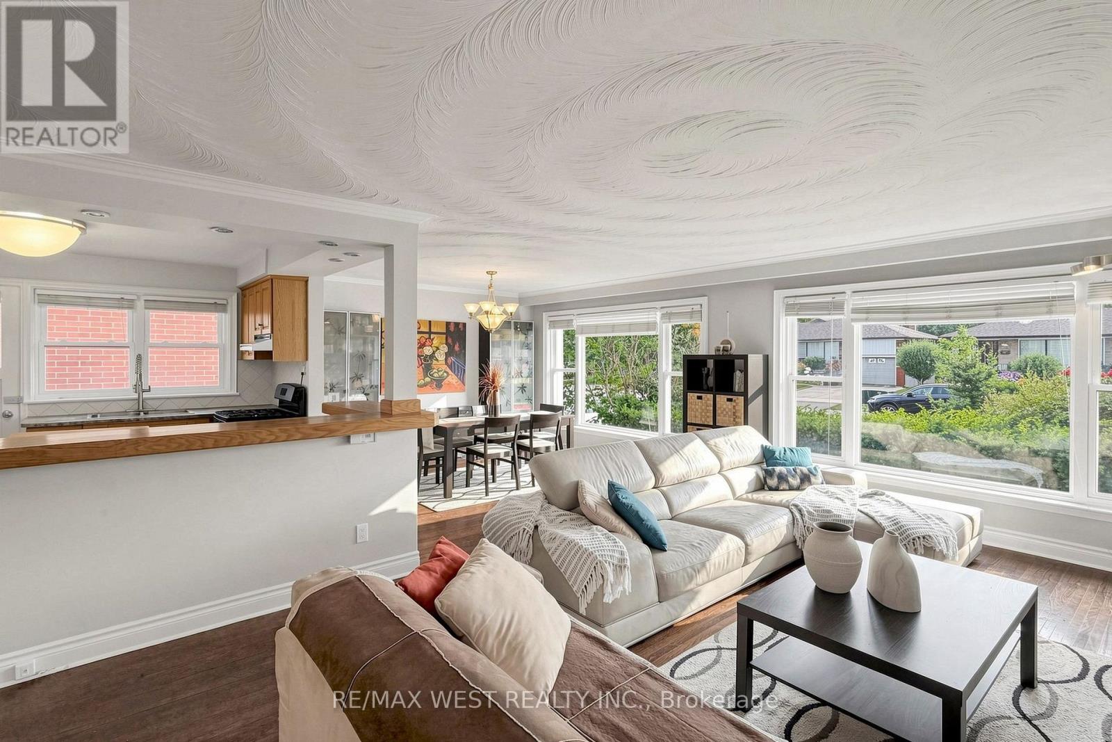 32 ALLONSIUS DRIVE - 10