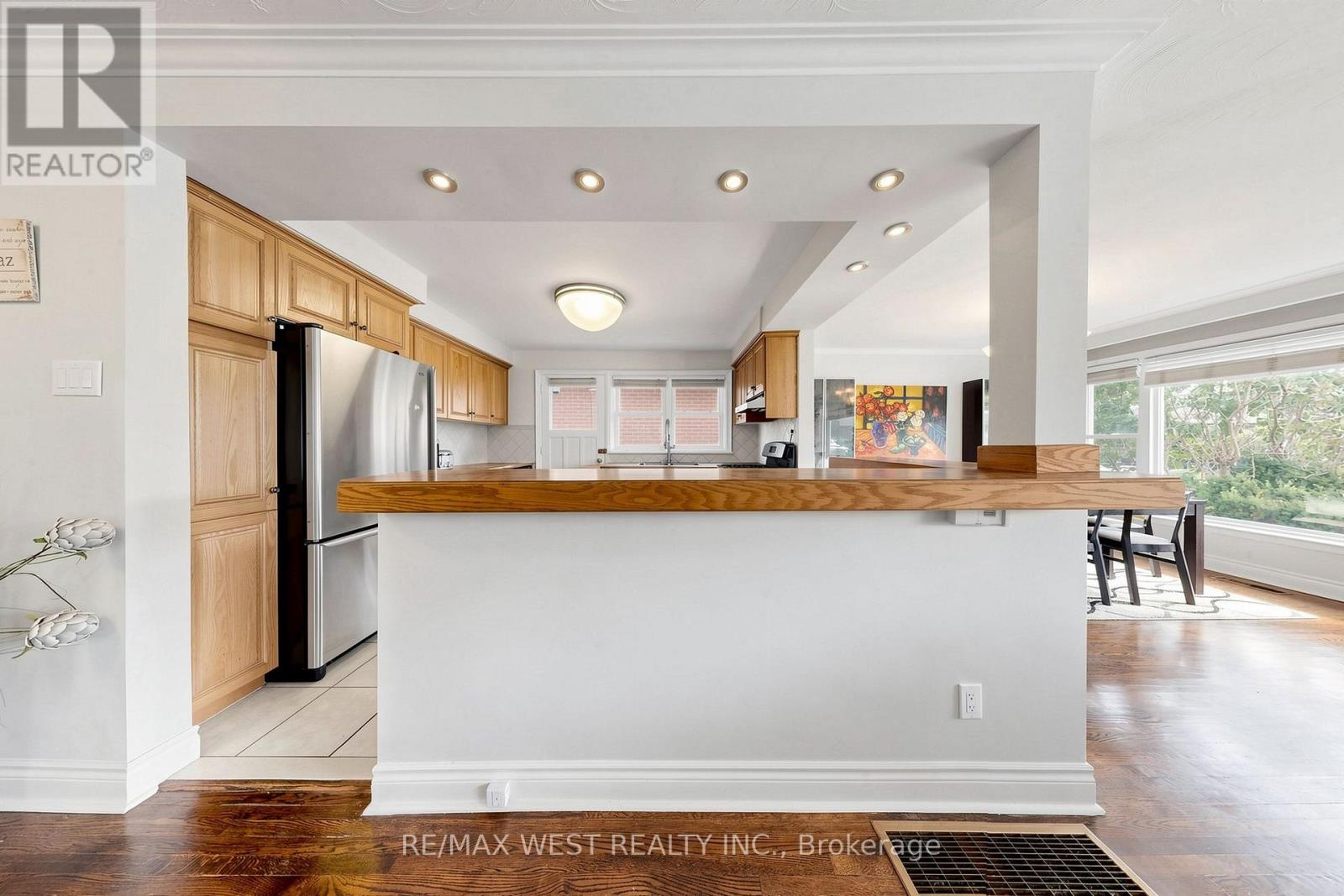 32 ALLONSIUS DRIVE - 11