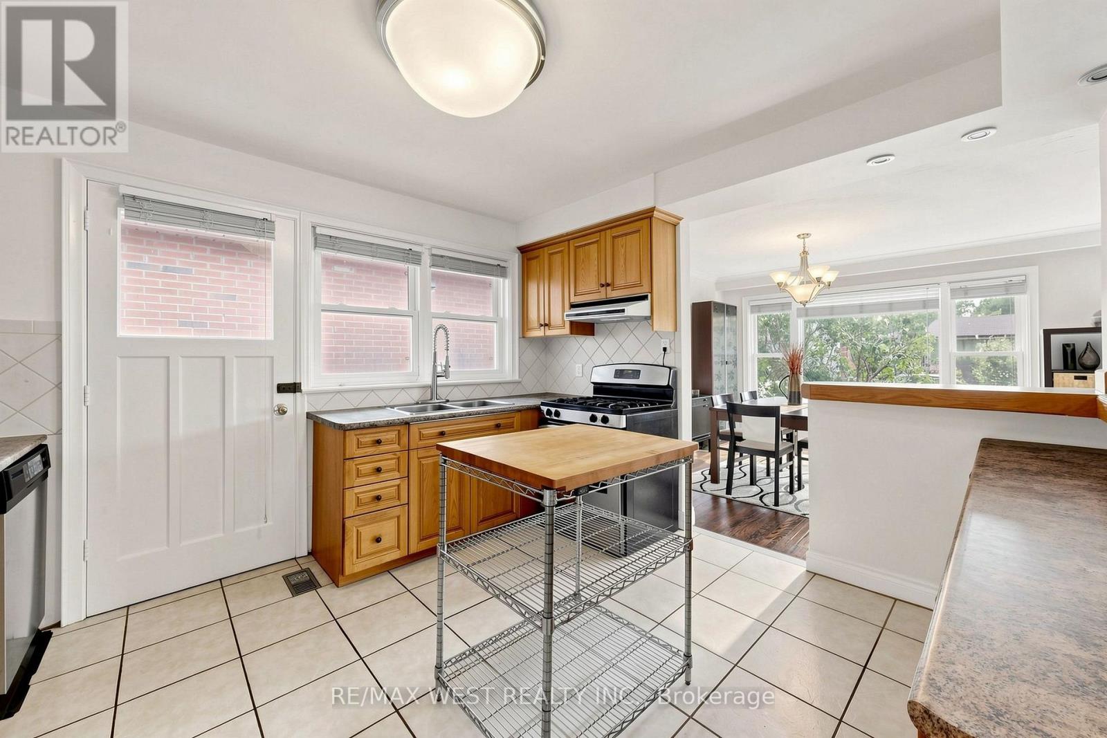 32 ALLONSIUS DRIVE - 12