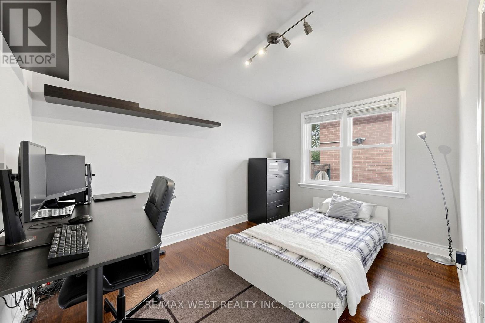 32 ALLONSIUS DRIVE - 19