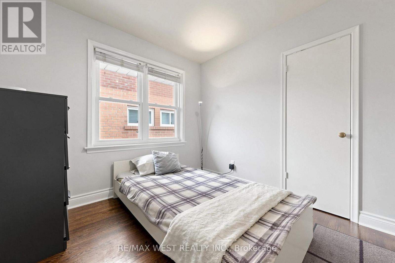 32 ALLONSIUS DRIVE - 20