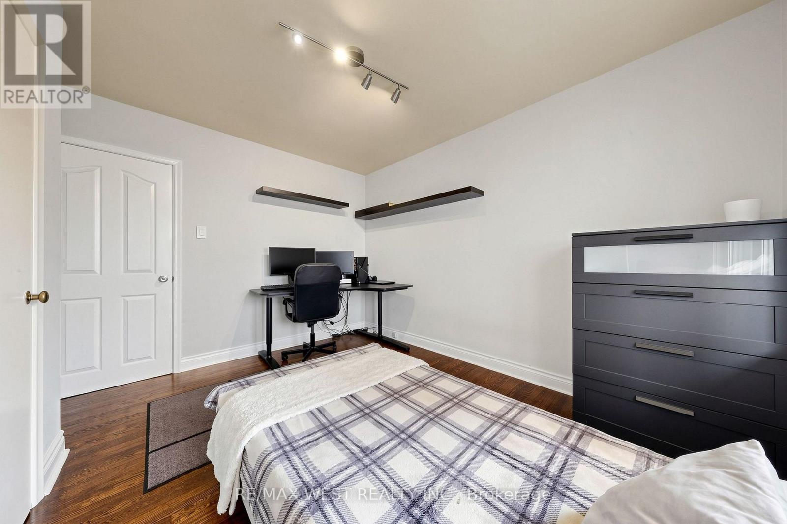 32 ALLONSIUS DRIVE - 21