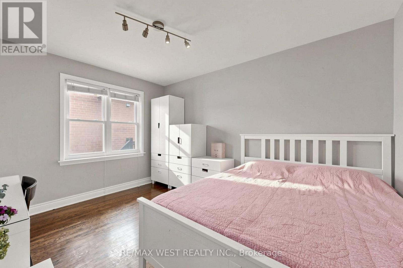 32 ALLONSIUS DRIVE - 23