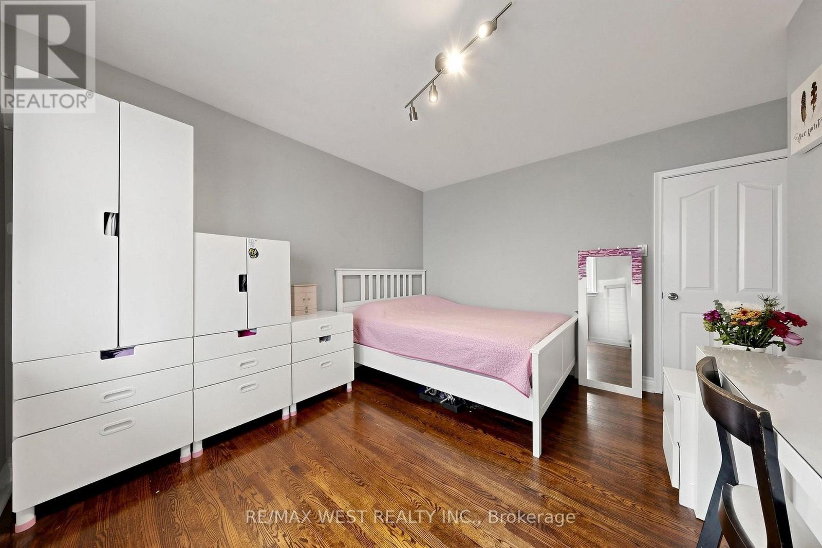 32 ALLONSIUS DRIVE - 24