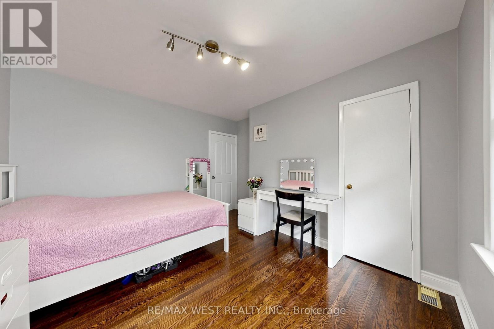 32 ALLONSIUS DRIVE - 25