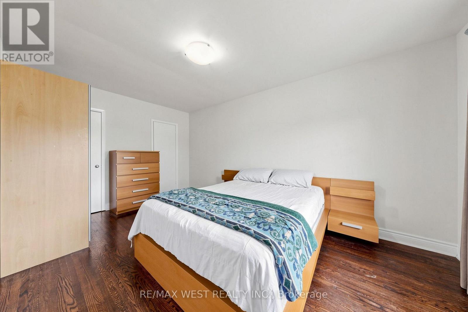 32 ALLONSIUS DRIVE - 26