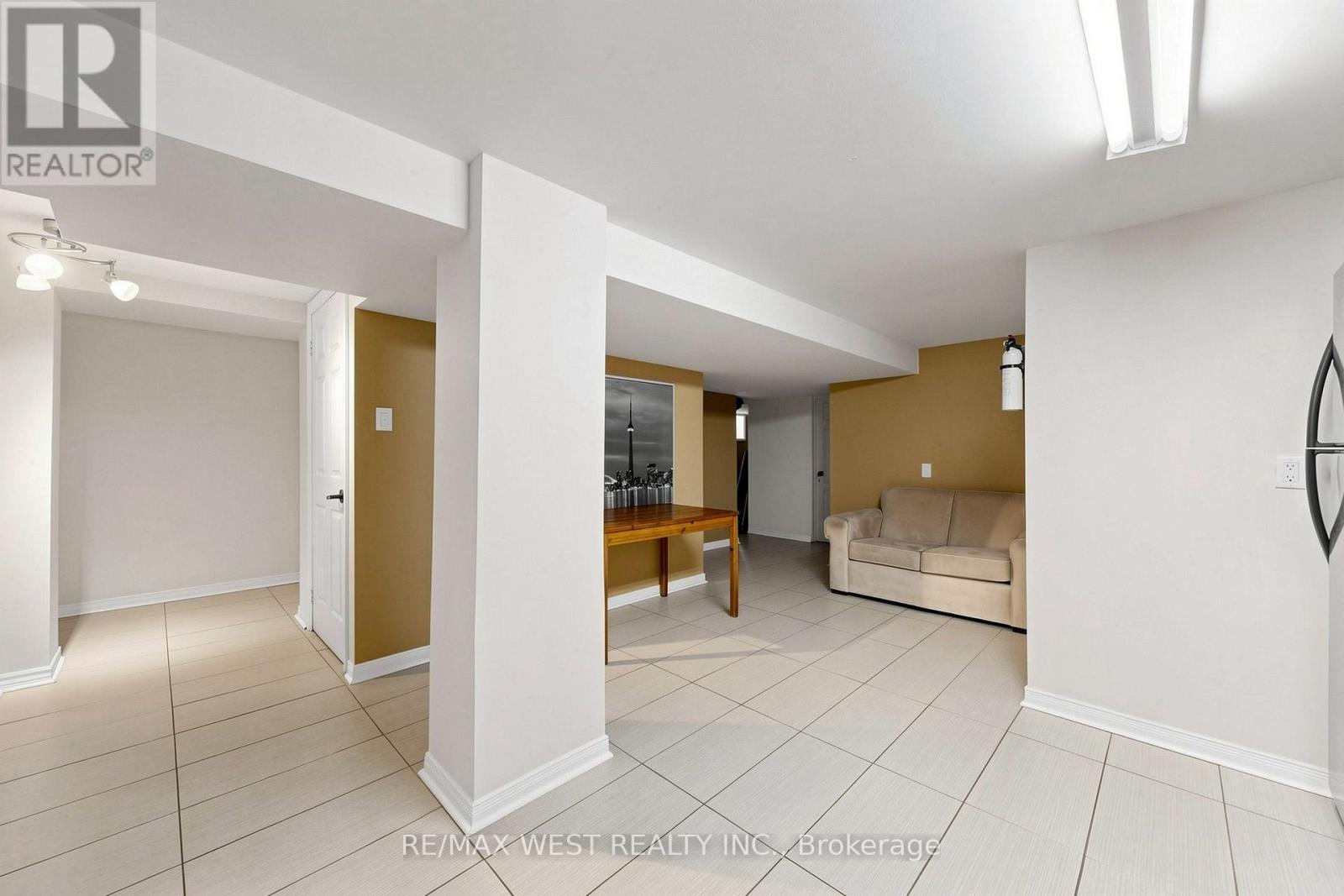 32 ALLONSIUS DRIVE - 28