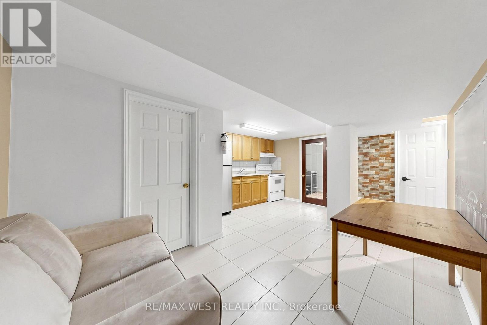 32 ALLONSIUS DRIVE - 29