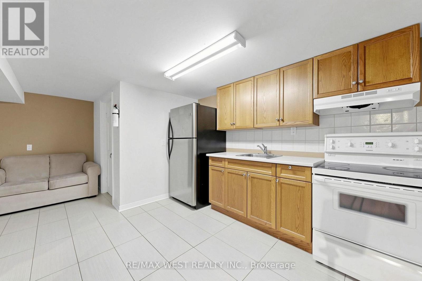 32 ALLONSIUS DRIVE - 30