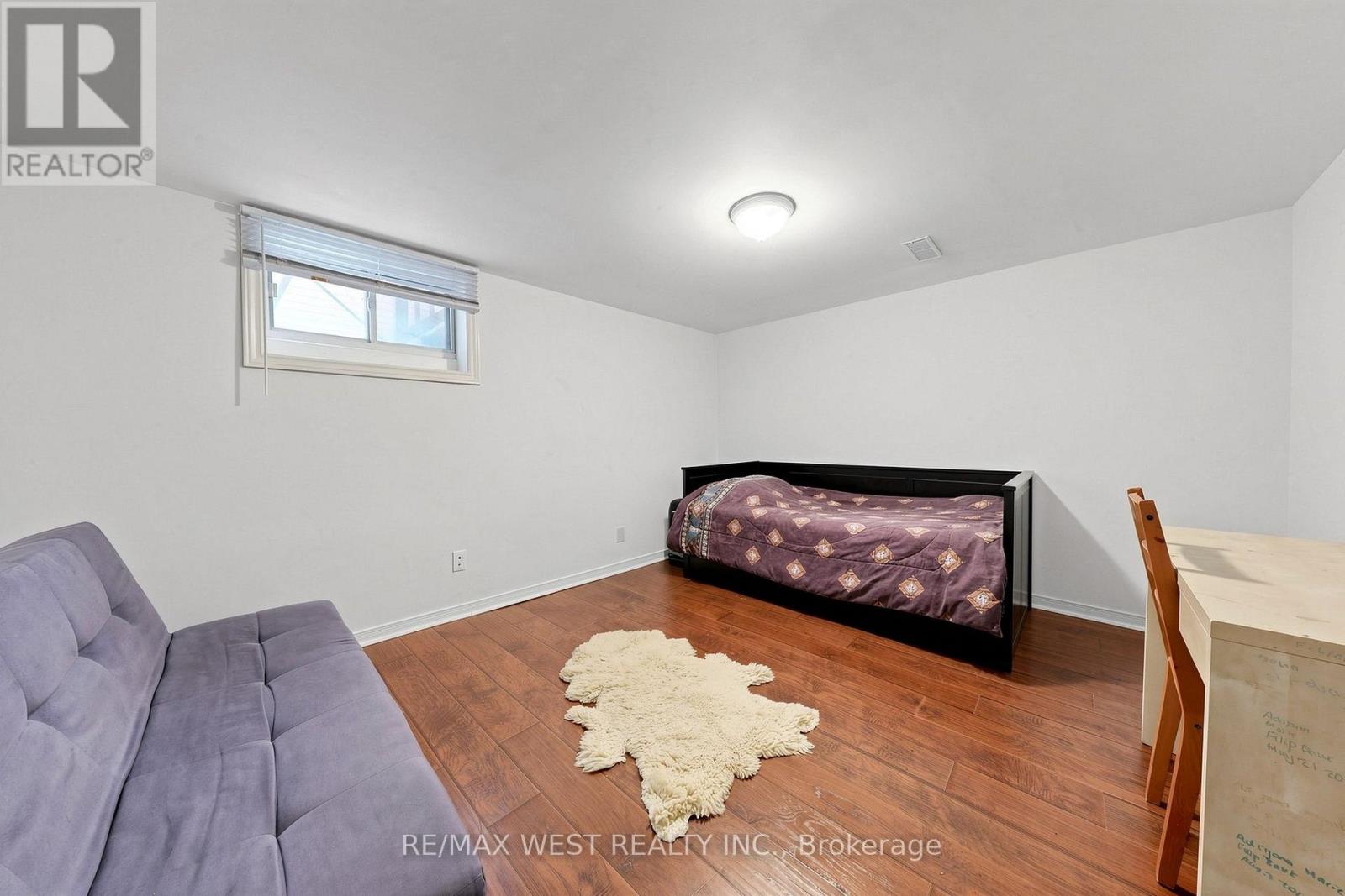 32 ALLONSIUS DRIVE - 32