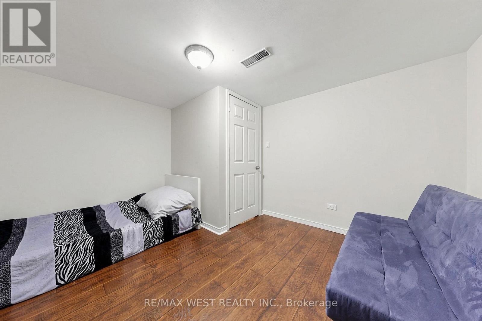 32 ALLONSIUS DRIVE - 34