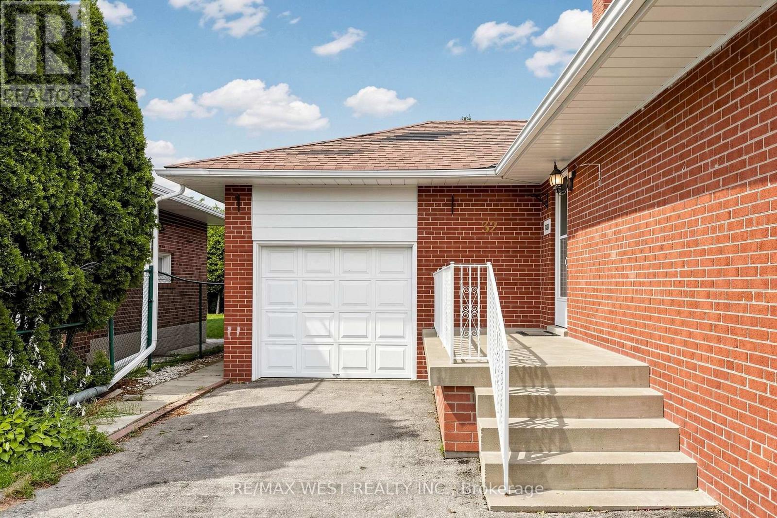 32 ALLONSIUS DRIVE - 4
