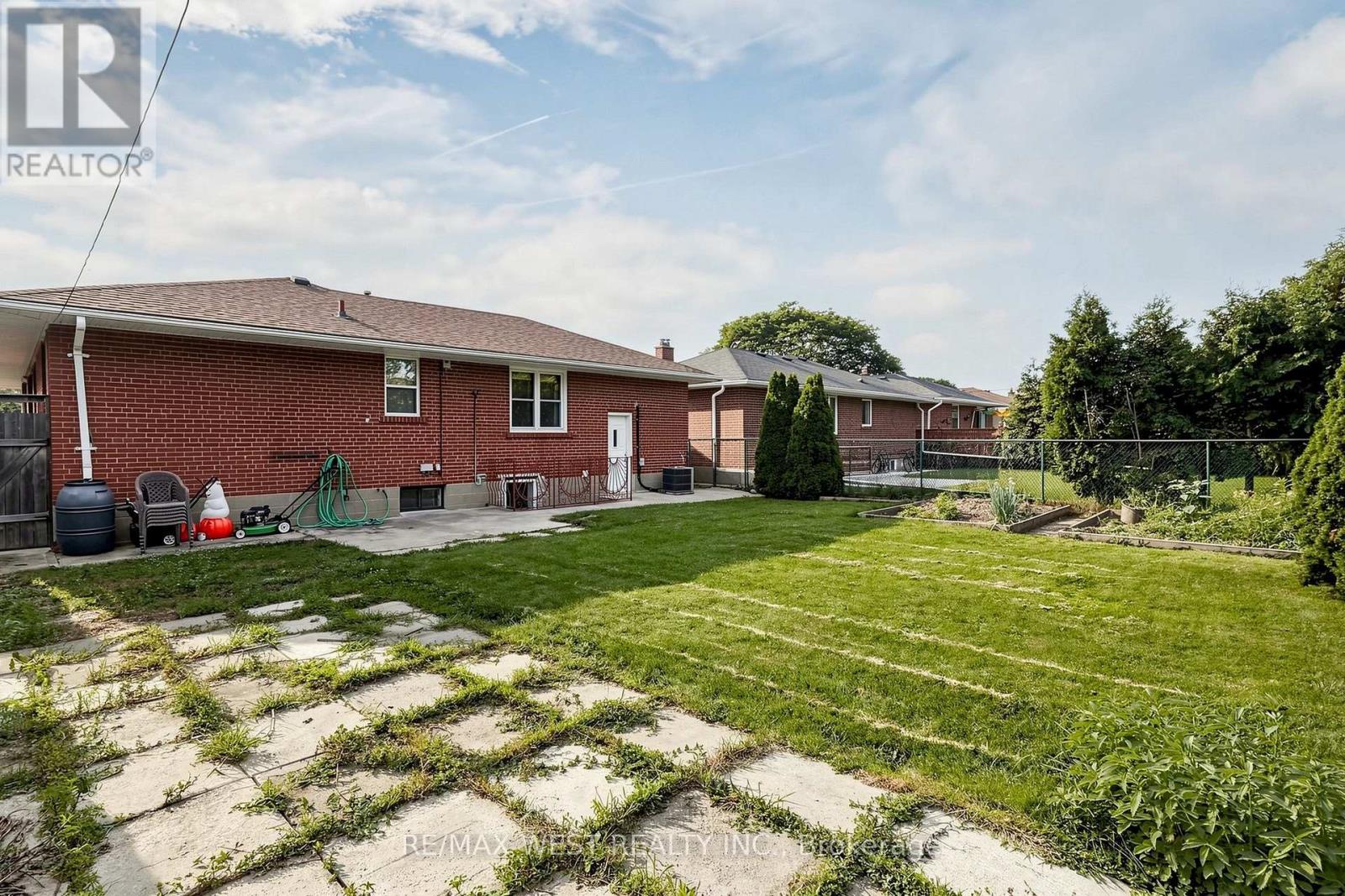 32 ALLONSIUS DRIVE - 40