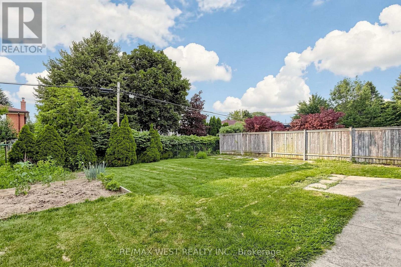 32 ALLONSIUS DRIVE - 42