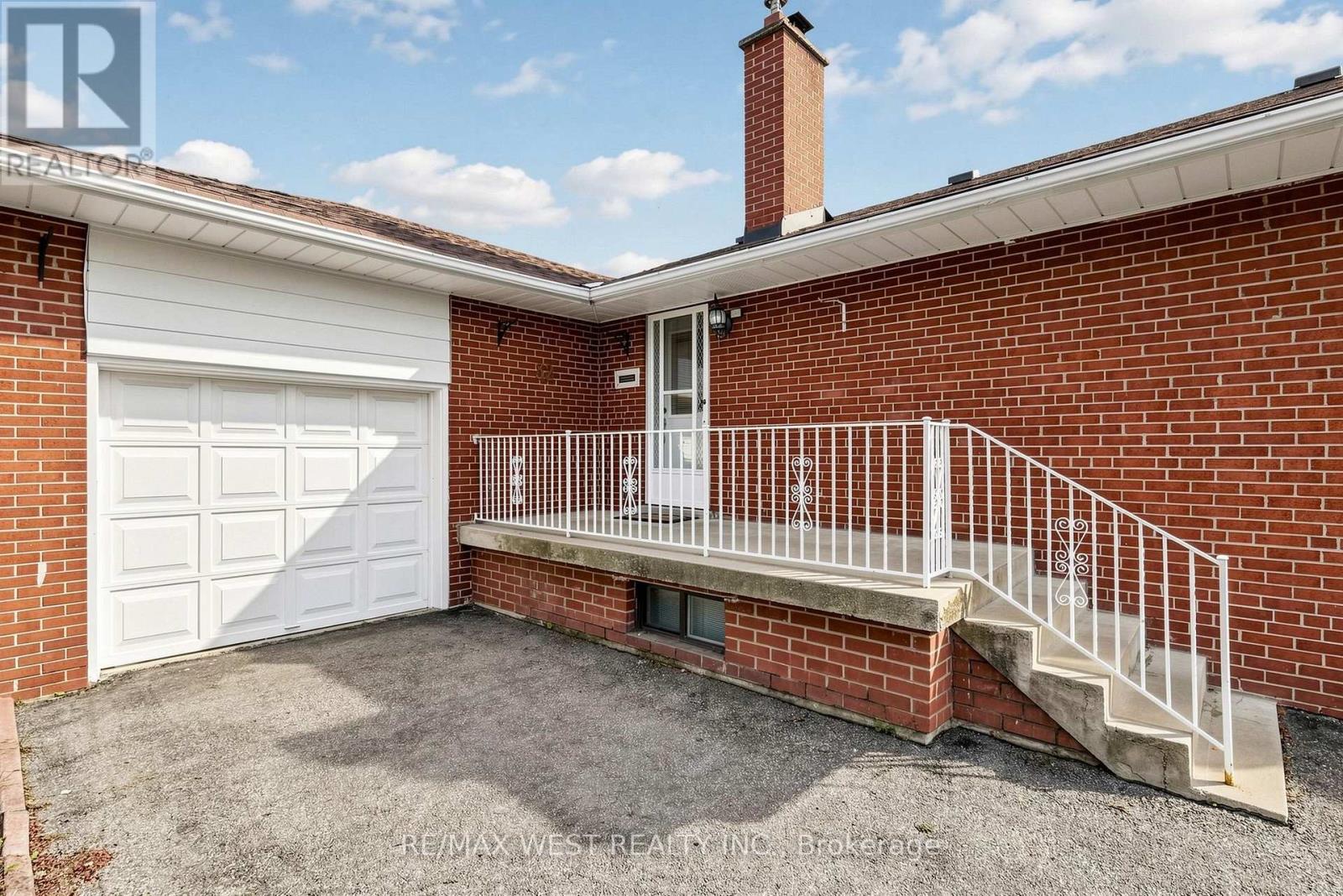 32 ALLONSIUS DRIVE - 5