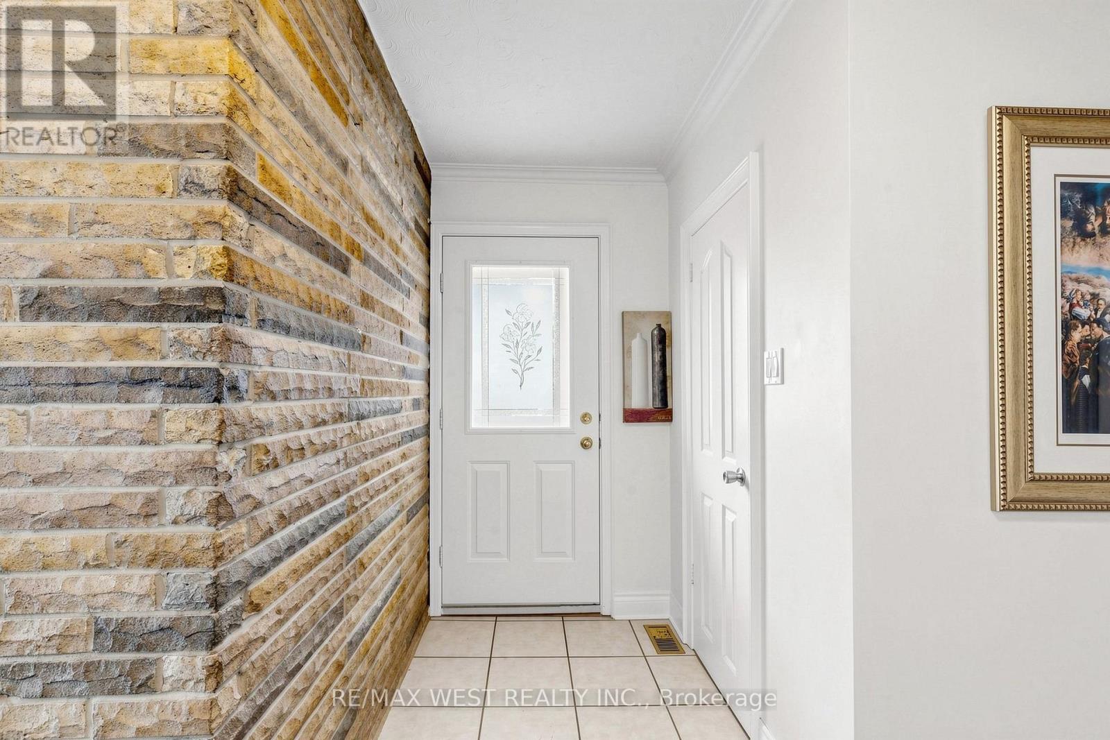 32 ALLONSIUS DRIVE - 6
